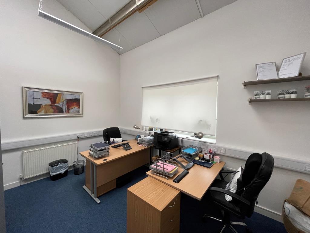 Lot: 94 - FREEHOLD COMMERCIAL INVESTMENT PREMISES - Example Ground Floor Office